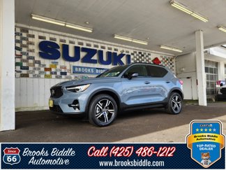 Used 2023 Volvo XC40 B5 Plus image 1
