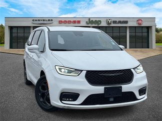 Used 2022 Chrysler Pacifica Touring-L w/ Uconnect Theater Family Group image 1