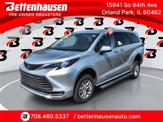 Used 2024 Toyota Sienna LE image 1