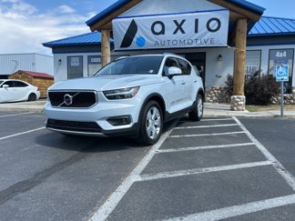 Used 2021 Volvo XC40 T5 Momentum image 1