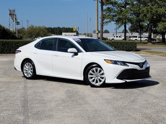 Used 2020 Toyota Camry LE image 1