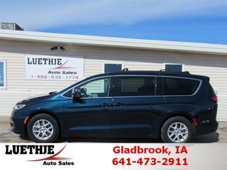 Used 2022 Chrysler Pacifica Touring-L image 1