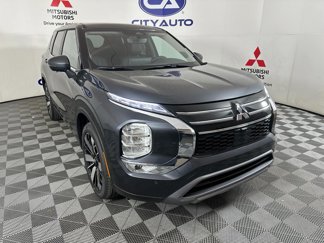 New 2025 Mitsubishi Outlander SE image 1