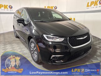 New 2025 Chrysler Pacifica Select image 1