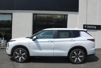 New 2025 Mitsubishi Outlander SE image 1