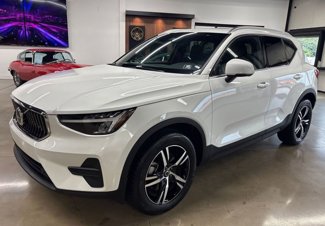 Used 2025 Volvo XC40 B5 Core image 1