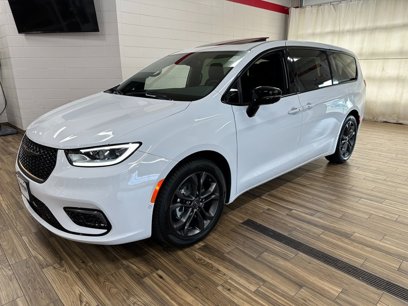 New 2026 Chrysler Pacifica Select