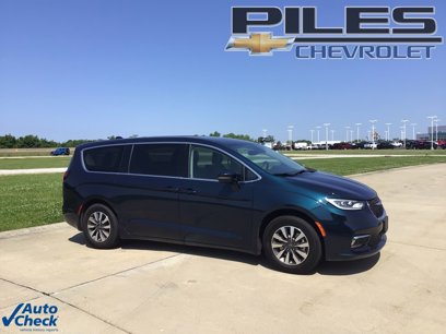 Used 2022 Chrysler Pacifica Touring-L w/ Uconnect Theater Family Group