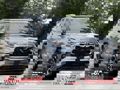 Used 2023 Toyota Highlander XLE