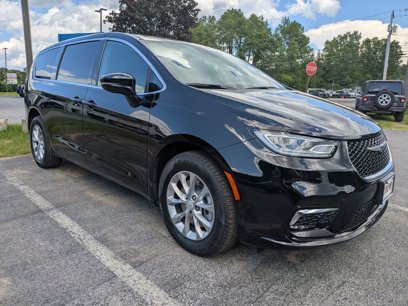 New 2025 Chrysler Pacifica Select