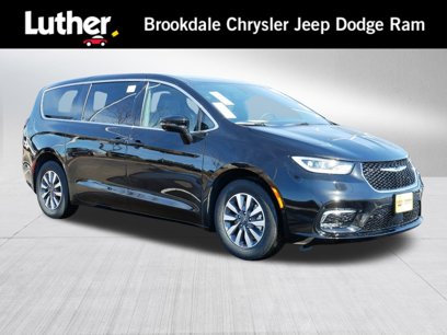 New 2025 Chrysler Pacifica Select w/ Uconnect Theater Family Group