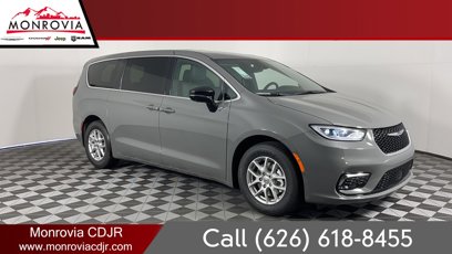 New 2025 Chrysler Pacifica Select
