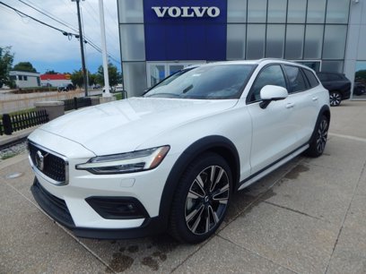 New 2026 Volvo V60 B5 Cross Country Ultra w/ Climate Package