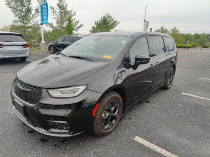 Used 2022 Chrysler Pacifica Touring-L w/ Uconnect Theater Family Group