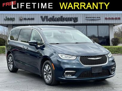 Used 2022 Chrysler Pacifica Touring-L w/ Uconnect Theater Family Group