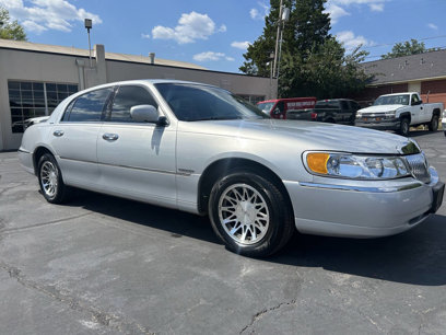 Used 2000 Lincoln Town Car Signature