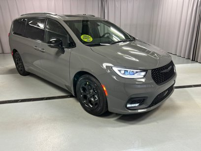 New 2025 Chrysler Pacifica Select