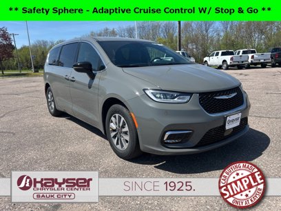 New 2025 Chrysler Pacifica Select