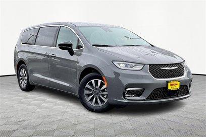 New 2025 Chrysler Pacifica Select w/ Uconnect Theater Family Group