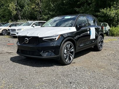 New 2025 Volvo XC40 B5 Plus w/ Climate Package