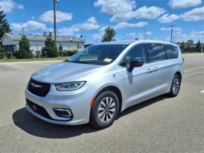 Used 2024 Chrysler Pacifica Select