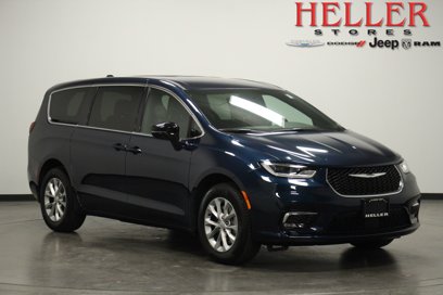 New 2025 Chrysler Pacifica Select