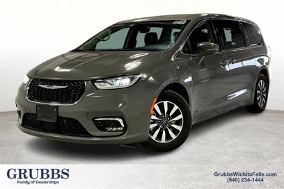 Used 2022 Chrysler Pacifica Touring-L w/ Uconnect Theater Family Group