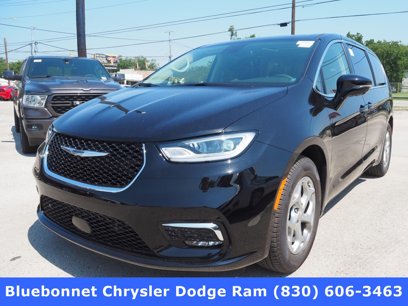New 2024 Chrysler Pacifica Limited w/ Uconnect Theater Family Group