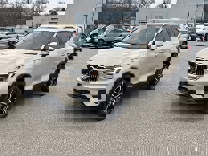 New 2025 Volvo XC40 B5 Core w/ Climate Package