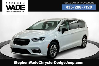 Used 2024 Chrysler Pacifica Select
