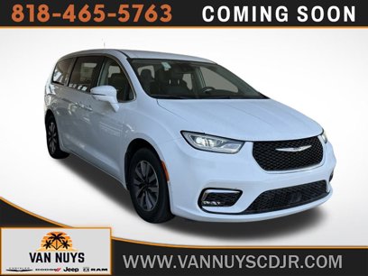 Used 2022 Chrysler Pacifica Touring-L w/ Uconnect Theater Family Group