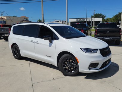 New 2025 Chrysler Pacifica Select