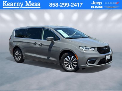 Used 2022 Chrysler Pacifica Touring-L w/ Uconnect Theater Family Group