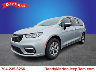 New 2023 Chrysler Pacifica Limited w/ Uconnect Theater Family Group
