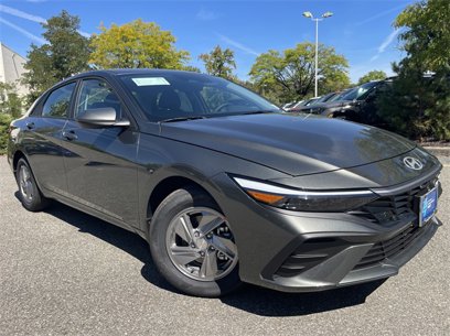 Certified 2025 Hyundai Elantra SE
