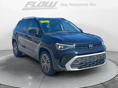 Used 2025 Volkswagen Taos SE w/ Panoramic Sunroof Package
