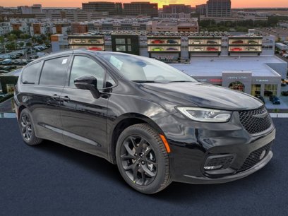 New 2025 Chrysler Pacifica Limited w/ Uconnect Theater Family Group