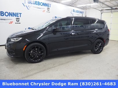 Used 2022 Chrysler Pacifica Limited w/ Uconnect Theater Family Group