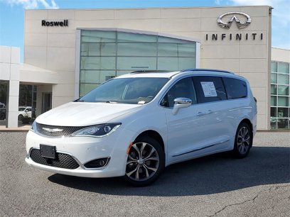 Used 2020 Chrysler Pacifica Limited w/ Tire & Wheel Group