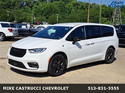 Used 2024 Chrysler Pacifica Select