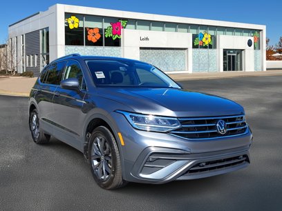 Used 2022 Volkswagen Tiguan SE w/ Panoramic Sunroof Package