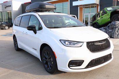 New 2025 Chrysler Pacifica Select w/ Fav Edition Package