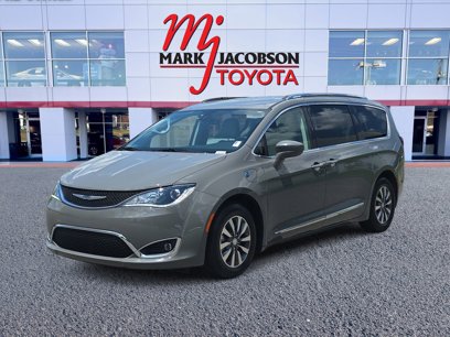 Used 2020 Chrysler Pacifica Touring-L w/ Premium Audio Group