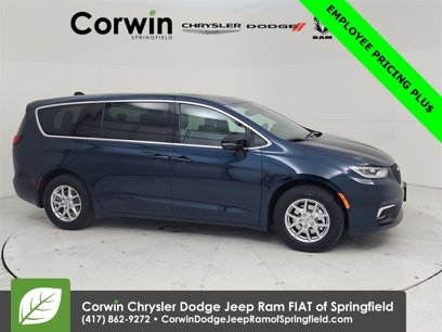 New 2025 Chrysler Pacifica Select