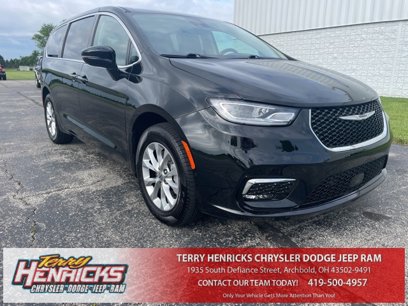 Used 2024 Chrysler Pacifica Touring-L