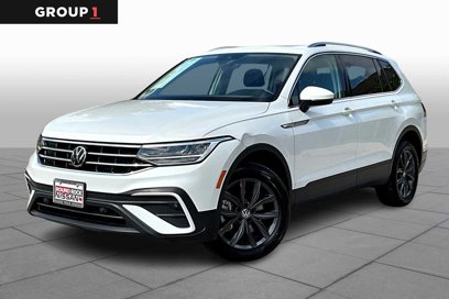 Used 2023 Volkswagen Tiguan SE w/ Panoramic Sunroof Package