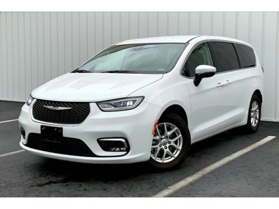 Used 2023 Chrysler Pacifica Touring-L