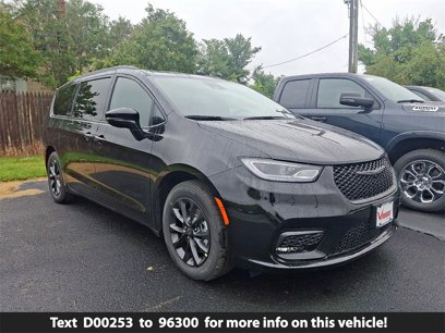 New 2025 Chrysler Pacifica Select