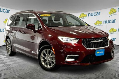 Used 2022 Chrysler Pacifica Touring-L w/ Uconnect Theater Family Group