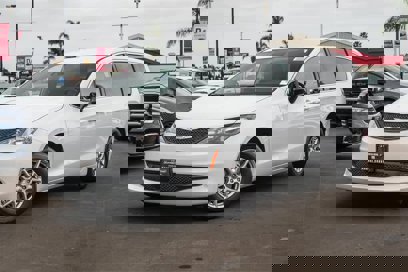 New 2025 Chrysler Voyager LX